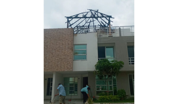 #ENVIDEO: Rayo cayó en el techo  de una casa y causó incendio  