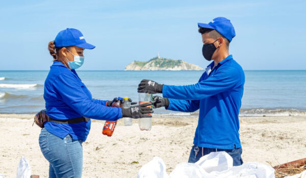Retirados 2700 kilos de basuras de Playa Los Cocos y río Manzanares