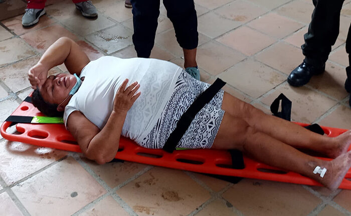 Mujer llegó a votar  y sufrió accidente:  se fracturó la pierna  
