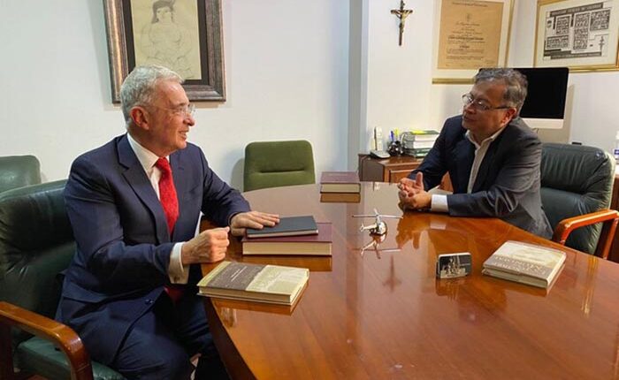 Con nuevas críticas, Uribe aumenta su oposición a Petro