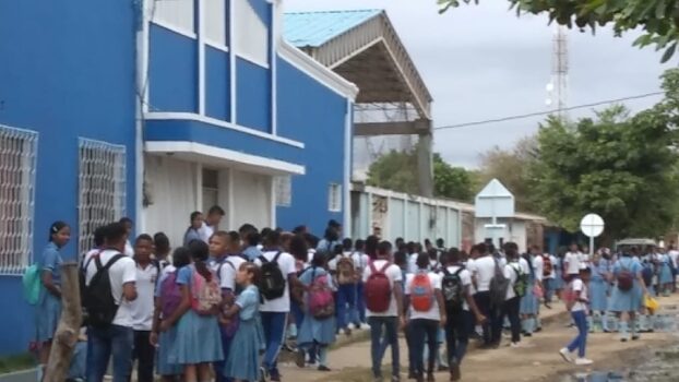 Estudiantes de Cerro de San Antonio se trasladan en volqueta al colegio
