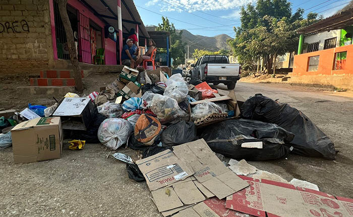 Los usuarios denuncian que Atesa presta un pésimo servicio de recolección de basuras que afecta a toda la comunidad.