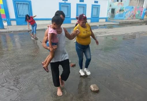 Agua de 'caca' inunda el Centro y algunos barrios de Santa Marta