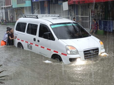 ENVIDEO: Aguacero desbordó la quebrada Tamacá y provocó emergencias
