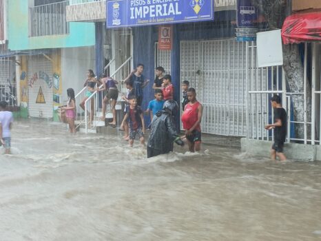 ENVIDEO: Aguacero desbordó la quebrada Tamacá y provocó emergencias